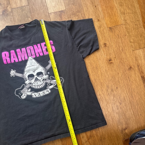 Vintage 2006 Ramones “Gabbs Gabba Hey” licensed graphic band tee - Picture 7 of 7